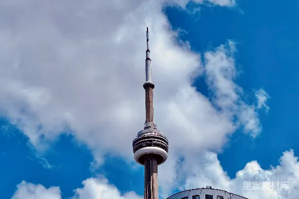 一栋高耸入云的建筑。