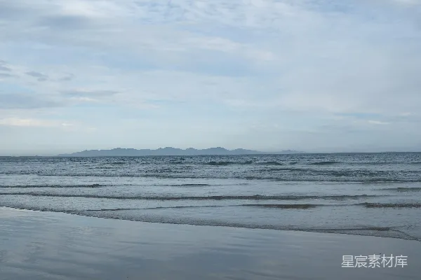 一幅模糊的海滩照片，海浪涌来。