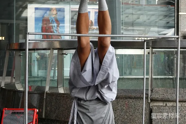 一个男人在框架内做倒立。