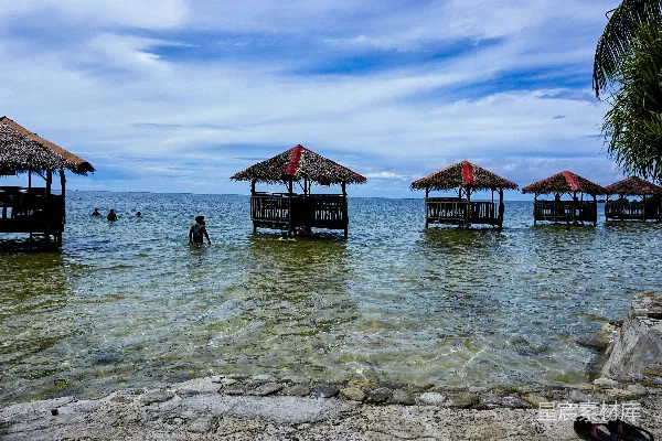 一群小屋坐落在海滩上靠近海边