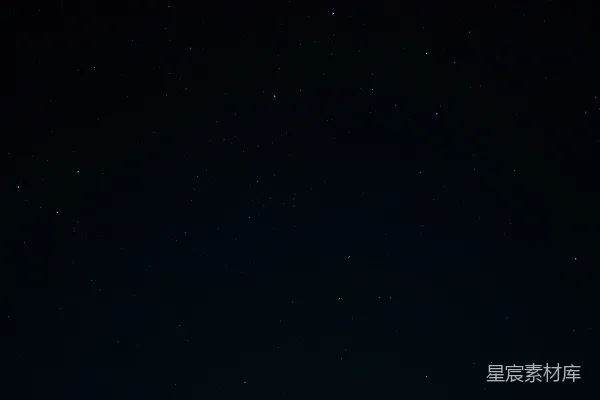 高清摄影 一个夜晚的天空，星星点点，几朵云彩飘过。