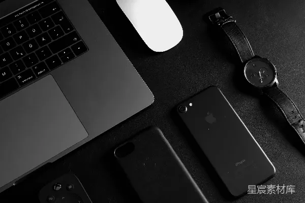 高清摄影 黑色的iPhone 7旁边放着一块模拟手表。