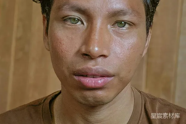 一个留有卷发的男人直视镜头。