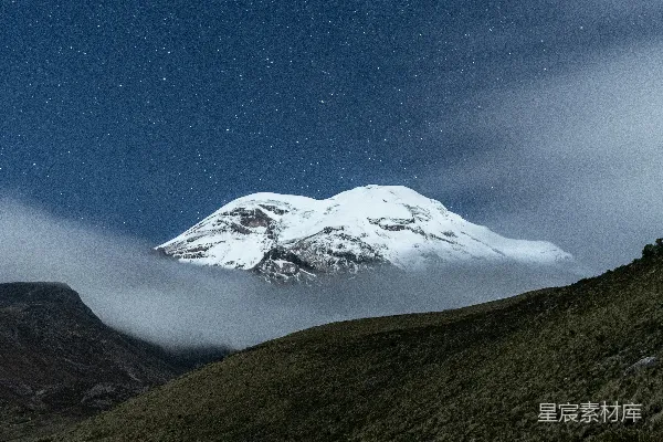 夜空下覆以白雪的山峰