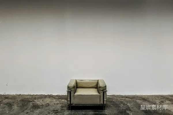 棕色沙子上的白色垫肩扶手椅