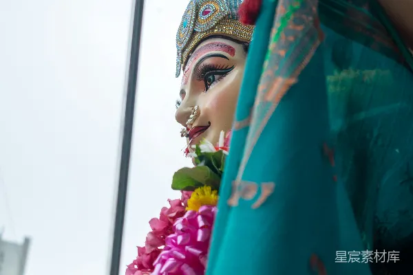 一尊装饰着珠宝的印度女神雕像。