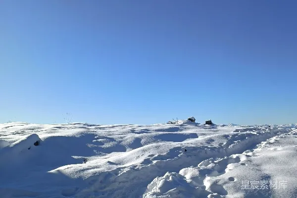 滑雪者站在覆盖着白雪的山坡上