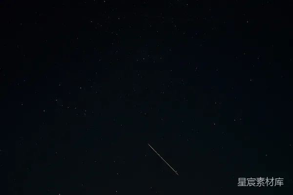 高清摄影 一架飞机在夜晚的天空中飞行