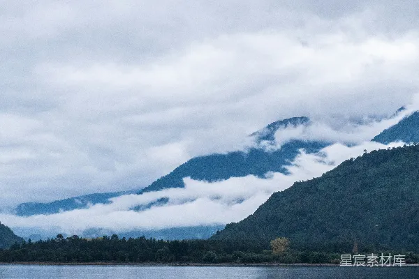一片被山环绕的大片水域