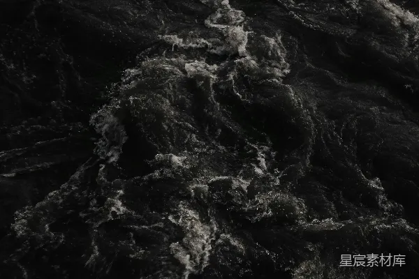高清摄影 一张黑白照片，展示的是海洋中的波浪。