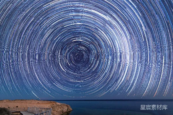 夜晚拍摄的星星时上方水体的时间流逝摄影