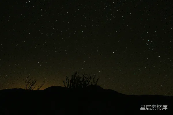 高清摄影 在群山之上，夜空中点缀着星星。