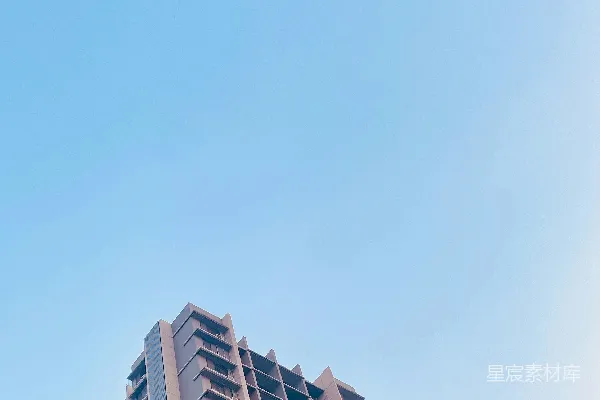 顶部有钟的高大楼