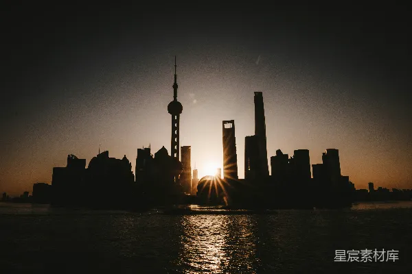 夕阳下城市建筑的轮廓