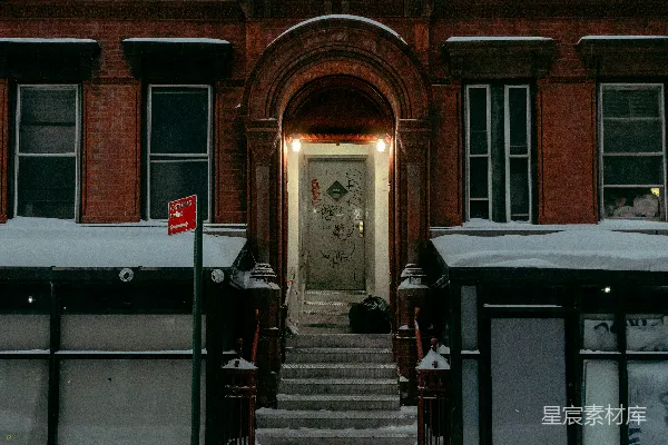 黄昏时分的一座砖砌建筑的雪地入口