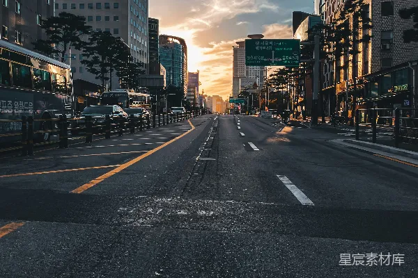 白天高楼之间灰暗的沥青道路