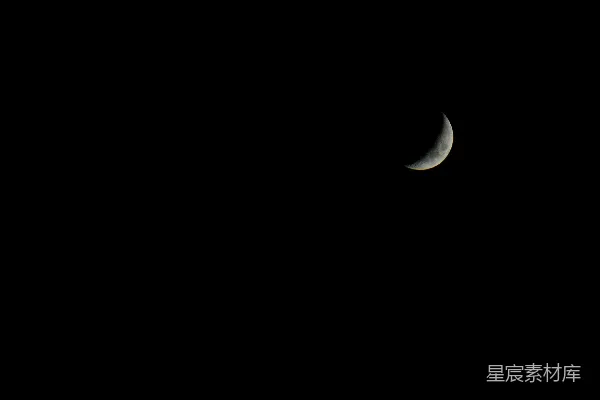 高清摄影 暗夜中的白弯月