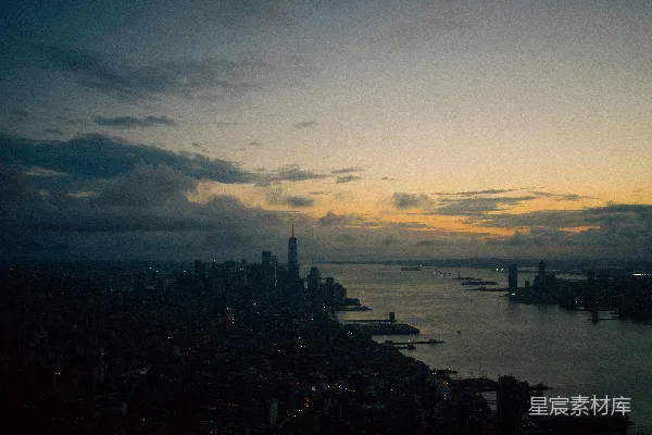 夕阳下的城市俯瞰图