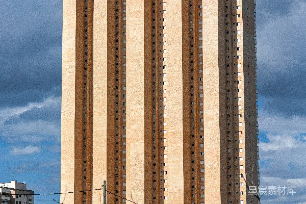高大的 beige 建筑物矗立在阴云密布的天空中。