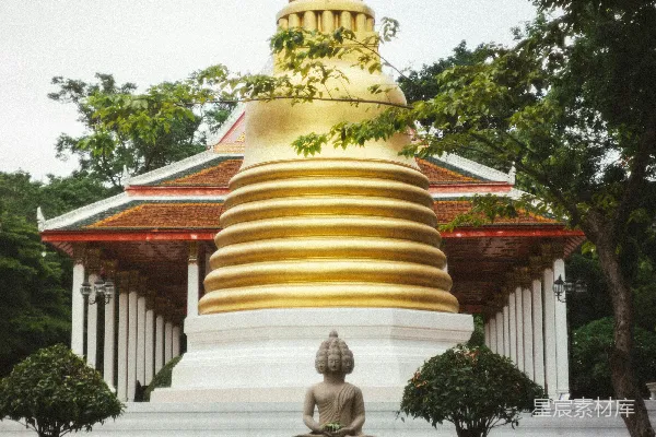 一座金碧辉煌的佛像庙宇。