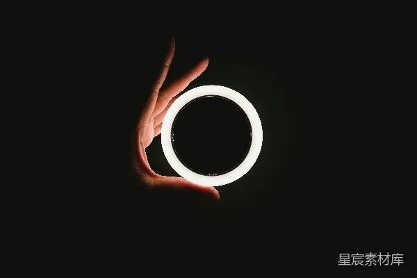 高清摄影 手持白色环形灯的人