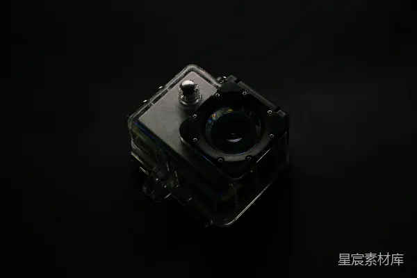 高清摄影 银色和黑色的相机在白色表面上
