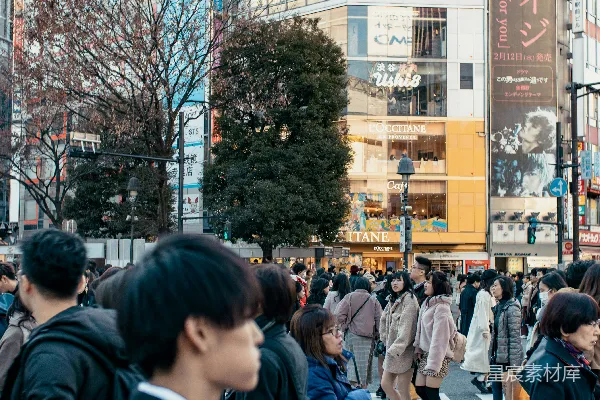 白天人们在人行道上行走