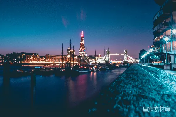 夜晚的高层建筑