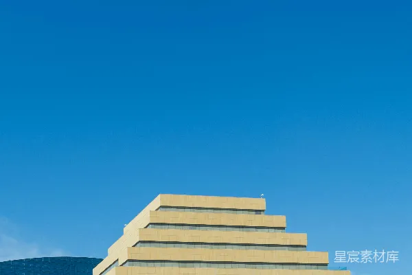 一座金字塔形建筑矗立在湛蓝的天空下。