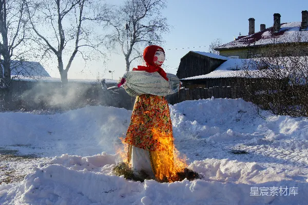 一个穿着长裙的女人站在雪中