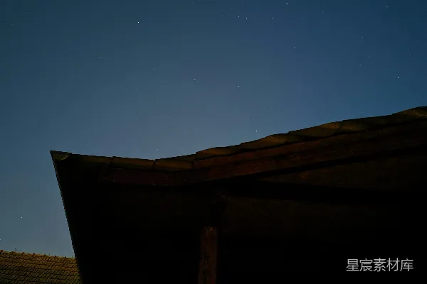 高清摄影 夜晚蓝天下的棕色木栅栏