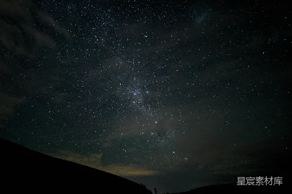 夜空中的星星与云朵