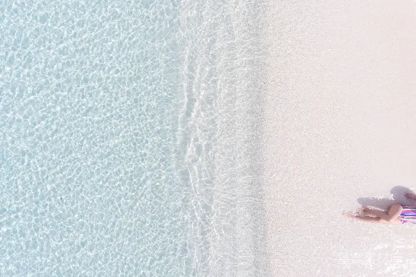 海边女性日光浴的空中摄影视图