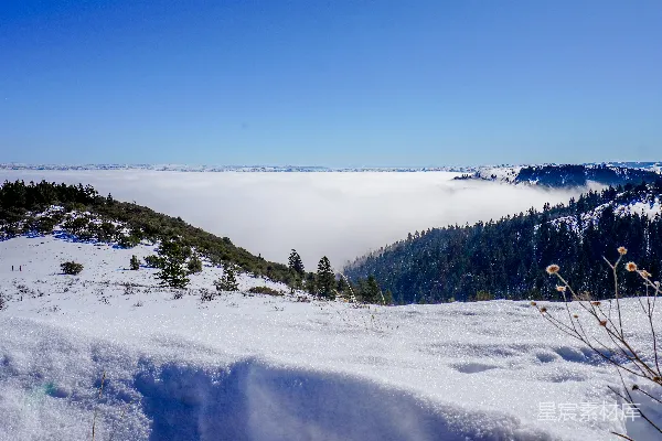 一座被白雪覆盖的山峦