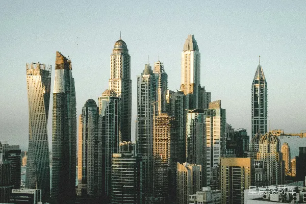 阳光下的城市建筑