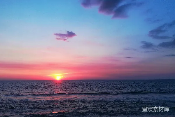 夕阳下的蓝色天空中的大海