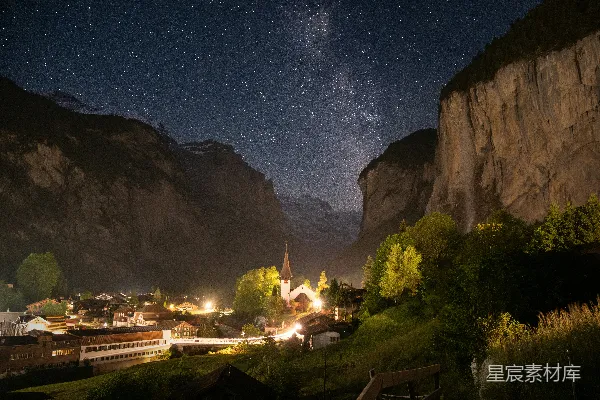 背景有山的城镇夜景