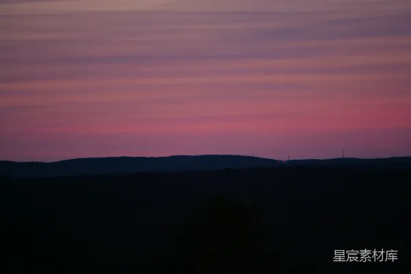 高清摄影 夕阳正在山峦上落下。