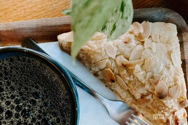 一杯咖啡旁边有一块馅饼