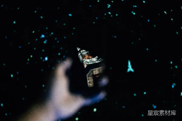 伸出的手伸向太空中的飞船。