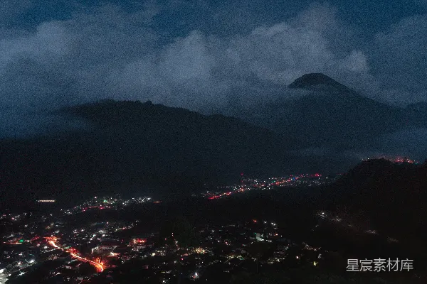 山间夜景灯火辉煌