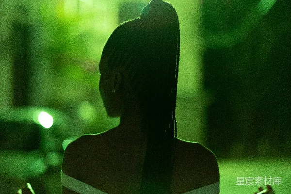双手高举的人