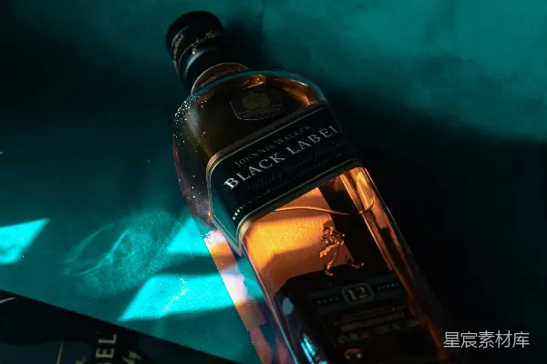 高清摄影 黑色和金色的杰克丹尼酒瓶