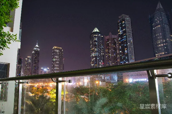 阳台上看夜间的城市风光