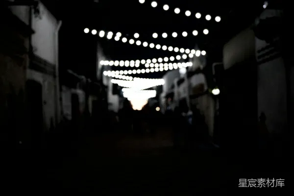 高清摄影 一张黑白照片，展示一些灯光。