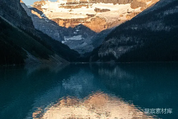 背景中有山的水域