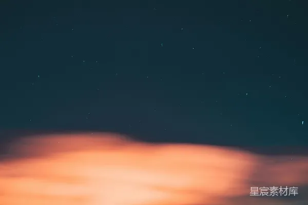 夜间篝火周围环绕着岩石峭壁