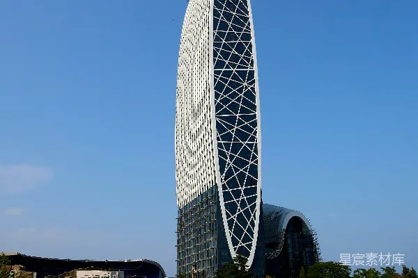 一座带有玻璃外墙的高大建筑