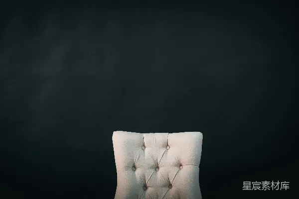高清摄影 一张白色的椅子在黑色背景前。