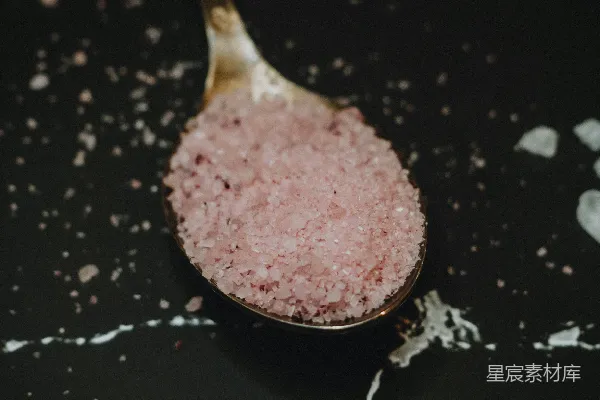高清摄影 粉红色粉末在黑色平底锅上